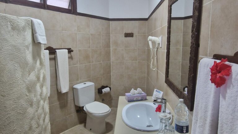 Sultan Sands Sansibar Hotel Bahari Zimmer Bad