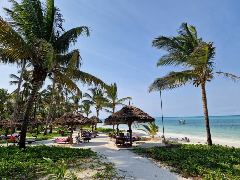 Breezes Beach Club and Spa Zanzibar am Strand