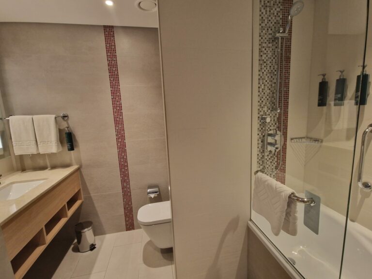 Hilton Garden Inn Muscat Badezimmer