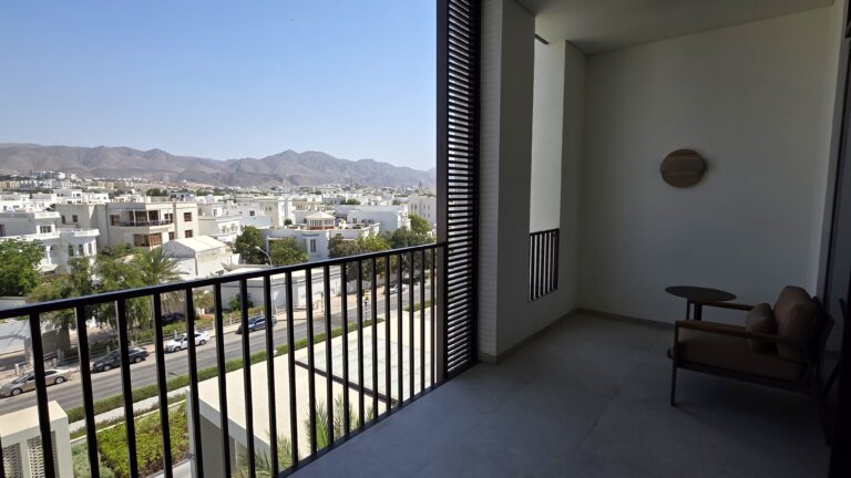 Mandarin Oriental Hotel Muscat Oman Balkon Stadtseite