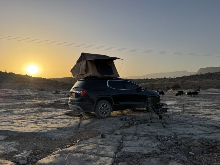 GMC Acadia Mietwagen mit Dachzelt Oman